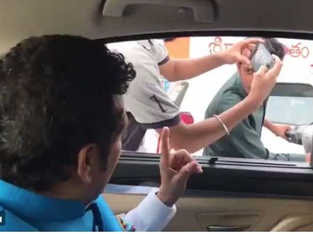 హైద్రాబాద్‌లో నడిరోడ్డుపై యువకుడికి సచిన్ క్లాస్, ప్రామిస్ చేయమని.. (వీడియో)