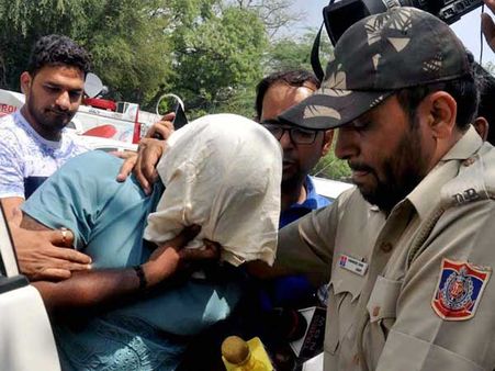 సుకేష్ కస్టడీకి పోలీసులకు చుక్కలు: కోర్టులు, జడ్జీల ఇళ్లకు పరుగు!