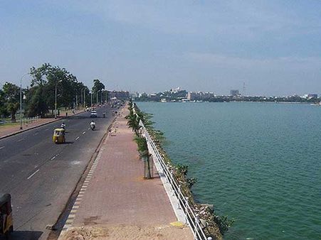 కలకలం: ట్యాంక్ బండ్‌పై ఒకేసారి ఐదుగురు ఆత్మహత్యాయత్నం.. ఎవరు?