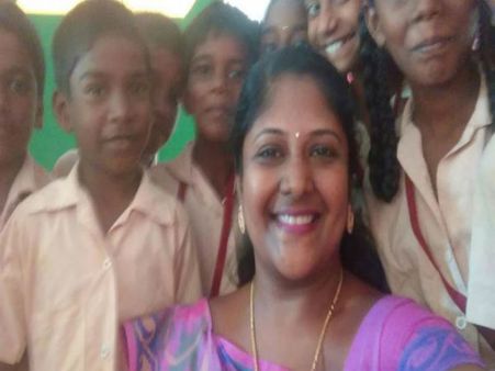 తన క్లాస్ విద్యార్థుల కోసం నగలు అమ్మిన ఉపాధ్యాయురాలు