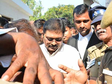 ఆత్మరక్షణలో సీఎం పళనిసామి: మంత్రిపై వేటుకు సిద్దం, కొంప మునిగితే !