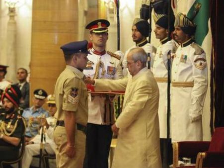 కత్తిపోట్లతో రక్తమోడుతున్నా ఉగ్రవాదిని వదల్లేదు: శ్రీనివాసులుకు శౌర్యచక్ర