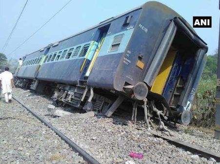 పట్టాలు తప్పిన రాజ్యరాణి ఎక్స్‌ప్రెస్ రైలు: ప్రయాణికులకు గాయాలు