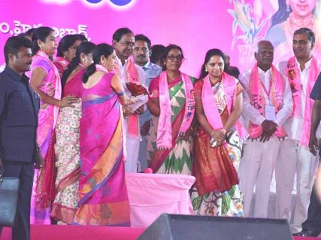 టిఆర్ఎస్ లో సంస్థాగతంగా భారీ మార్పులు, ఇక విమర్శిస్తే కేసులే:కెసిఆర్