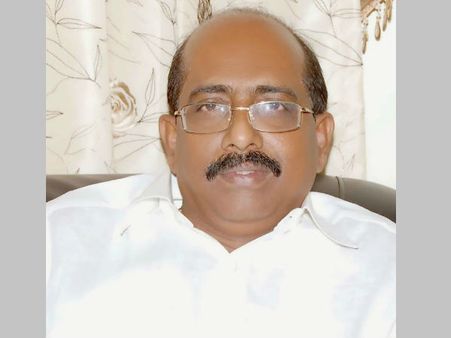 జగన్ పార్టీ జడ్పీ ఛైర్మన్‌తో వాగ్వాదం: మైక్ విరగ్గొట్టిన వాకాటి