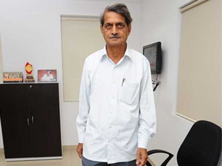 తీవ్ర విషాదంలో కెసిఆర్, విద్యాసాగర రావుతో అనుబంధం ఇదీ..