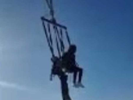 షాక్: సెఫ్టీ బెల్ట్ తెగి, గాల్లోనే ప్రాణ భయంతో మహిళ, చివరికిలా...