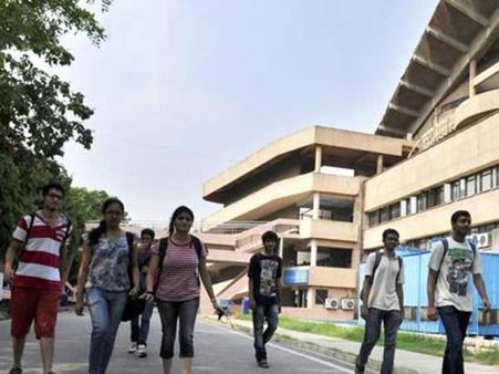 ఒళ్ళంతా కప్పే దుస్తులతోనే రావాలని ఢిల్లీ ఐఐటీ విధ్యార్థినులకు వార్డెన్ నోటీసు