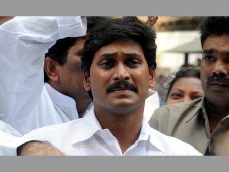 ఎందుకిలా..: జగన్ సహా వీరంతా కేసులతో విలవిల