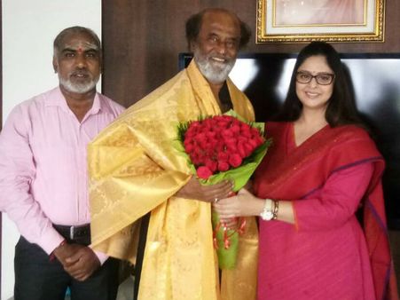 రజనీకాంత్ రాజకీయాల్లోకి ఎంట్రీ: నటి నగ్మా రియాక్షన్ ఇది, పని లేదా, ఎందుకు ?