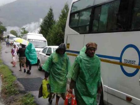 విష్ణుప్రయాగ వద్ద విరిగిన కొండచరియలు, నిలిచిన చార్ థామ్ యాత్ర