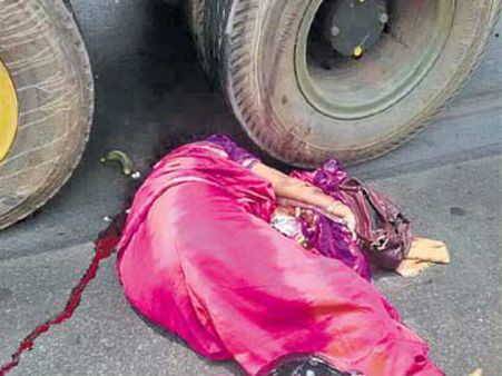 ఊహించలేదు.. కానిస్టేబుల్ 'బైక్'ను అడ్డుకోవడంతో వివాహిత దుర్మరణం!