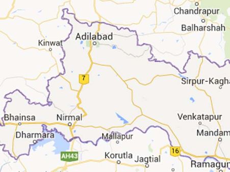 రెండువర్గాల మధ్య ఘర్షణ, పోలీస్ స్టేషన్ పై దాడి, ఉట్నూర్ లో ఉద్రిక్తత