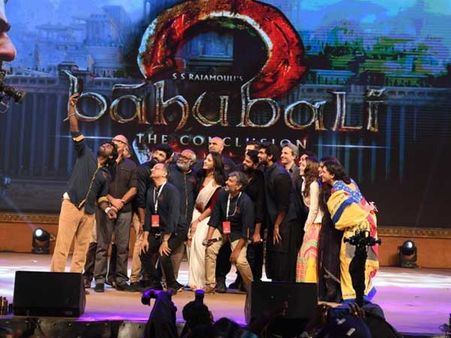 బాహుబలికి వ్యతిరేకంగా ధర్నా: 'కటిక చీకటి' తొలగించాలని రాజమౌళికి హెచ్చరిక