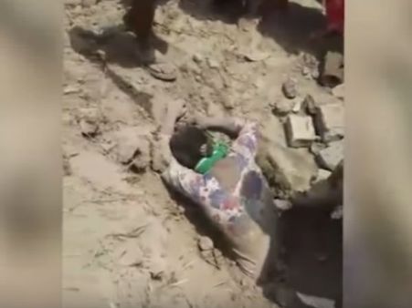 ఘోరం: బతికుండగానే యువతిని పాతిపెట్టారు, ప్రైవేట్ భాగాల్లో కారం..(వీడియో)