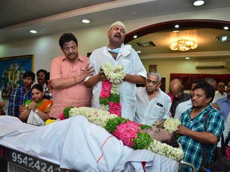 ఆ నలుగురే 'దాసరి'ని మోయాలి.. మరెవరూ ఆయన్ను తాకవద్దు: మోహన్ బాబు