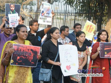 ధర్నా చౌక్ వద్ద ఉద్రిక్తత, కుర్చీలు విసురుకున్నారు, గాయాలు