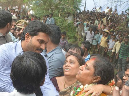 అమ్మా.. నేనున్నా, అధైర్య పడొద్దు., అండగా ఉంటాం, పిల్లలు జాగ్రత్త : జగన్