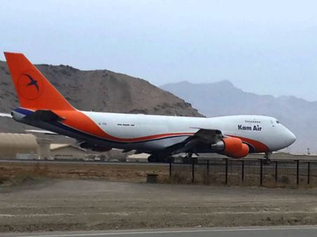 ఎంపీలా మజాకా: రన్‌వేపై రాళ్లు పెట్టి విమానాన్నే వెనక్కి రప్పించారు!