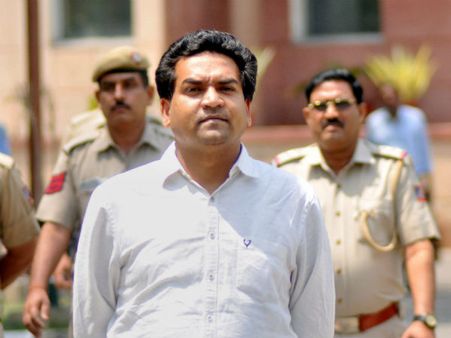 కపిల్ మిశ్రాపై అసెంబ్లీలోనే ఆప్ ఎమ్మెల్యేల దాడి