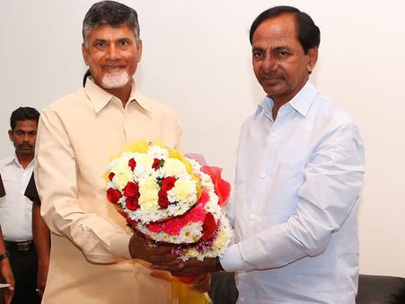 చంద్రబాబుతో కెసిఆర్ హ్యాపీ: తెలంగాణ ఆత్మగౌరవం తాకట్టు? 