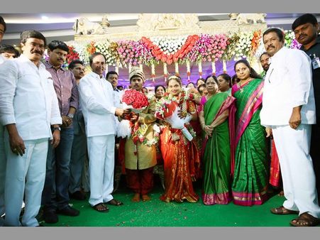 కేసీఆర్ ఔదార్యం: పనిమనిషి పెళ్లికి అంతా తానై!, కానుకగా ఫ్లాట్..