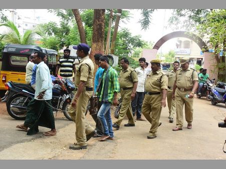 అన్నంపెట్టే చేతులకు సంకెళ్లు: మరోసారి టార్గెటైన కేసీఆర్(పిక్చర్స్)
