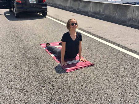 రోడ్డుపైనే యోగా చేసిన మహిళ, అభినందనల వెల్లువ