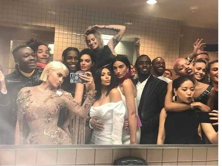 సంచలనం: బాత్ రూమ్ లో సెలబ్రిటీల సెల్పీ, కారణమిదే!