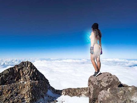 షాక్: పవిత్ర పర్వతంపై.. నగ్నంగా ఫొటో దిగిన ప్లేబాయ్ మోడల్, మండిపడుతున్న గిరిజనం