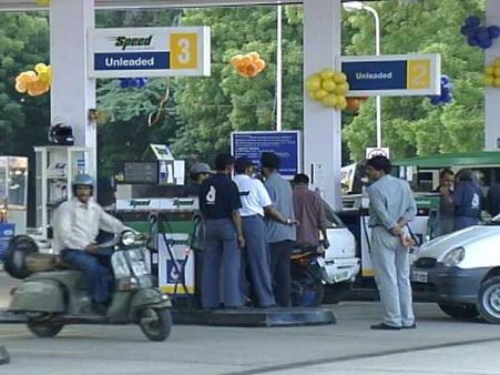 వెహికల్స్ ఓనర్స్‌కు ఇలా కుచ్చుటోపీ: రిమోట్ చిప్స్‌తో పెట్రోల్ తస్కరణ