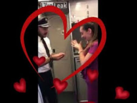 విమానంలో విచిత్రం: ఎయిర్ హోస్టెస్ కు పైలట్ లవ్ ప్రపోజల్.. వీడియో వైరల్