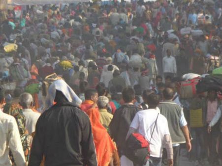 చైనా జనశాస్త్రవేత్త సంచలనం: జనాభాలో ఆ దేశాన్ని మించిపోయిన ఇండియా..