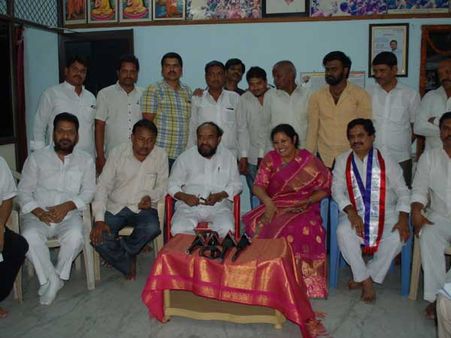 టిడిపికి బిజెపి షాక్: ఎమ్మెల్యే ఆర్. కృష్ణయ్యను పార్టీలోకి ఆహ్వానించిన పురంధేశ్వరి