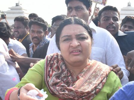 పళనిసామి సంచలన నిర్ణయం: పోయెస్ గార్డెన్ లోని జయ బంగ్లా ! దీపా ఫైర్, నువ్వెవరు ?