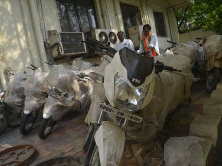 తెలంగాణపై బీజేపీ 'ఫుల్ టైమ్' ప్లాన్: వారికి యూపీ బైక్‌లు