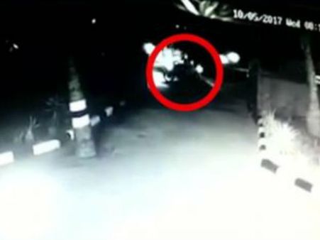 సంచలనం: బాలుడి తల నరికి.. ఠాణాలోకి విసిరేసిన దుండగులు!