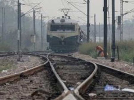 యూపీలో పట్టాలు తప్పిన రైలు, ప్రయాణీకుల్ని బస్సుల్లో తరలించారు