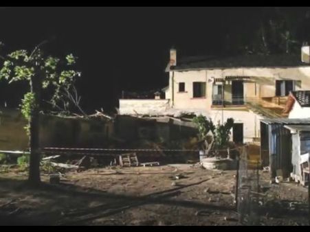 ఇంట్లోకి దూసుకెళ్లిన రైలు: నలుగురు మృతి, పలువురికి గాయాలు(వీడియో)