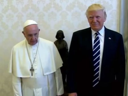 ఇదేం గోకుడు?: ట్రంప్ చేతిని విసిరికొట్టిన పోప్(వీడియో)