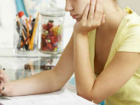 షాక్: 'బ్రా 'తీసేస్తేనే నీట్ పరీక్షకు అనుమతిచ్చారు