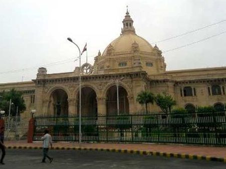 అసెంబ్లీలో హాయిగా కునుకేసిన ఎమ్మెల్యేలు: అంత సీరియస్ చర్చ జరుగుతుంటే!..