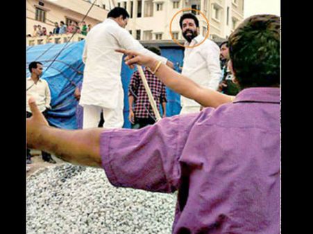 రూ.10లక్షలిస్తేనే ఇల్లు కట్టుకుంటావ్?: టీఆర్ఎస్ కార్పొరేటర్ బెదిరింపు, రాళ్ల దాడి