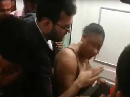 షాక్: ఢిల్లీ మెట్రో రైలులో షర్ట్ విప్పేసిన ఆఫ్రికన్ మహిళ, యువకులతో ఇలా...