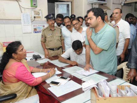 మొన్న రవికిరణ్.. నిన్న రవీంద్ర.. అనిత ఫిర్యాదుతో అరెస్టు, అండగా వైసీపీ (అరెస్టు ఫోటోలు)