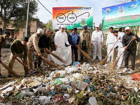 మూత్ర విసర్జనకు వెళ్లిన మహిళలు, ఫోటోలు తీశారు, ప్రశ్నించినందుకు కొట్టి చంపేశారు !