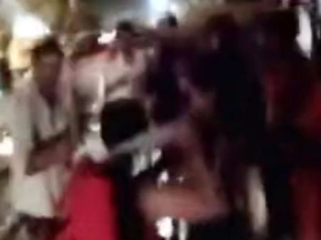 నైట్ క్లబ్ యువతులపై కీచకపర్వం: చెప్పులతో ఎదురు దాడి, సెక్స్ డీల్స్ ! (వీడియో) !