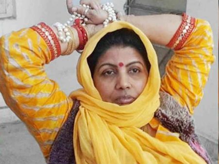 సాధ్వీ జై శ్రీ ఎస్కేప్: పెరోల్ లో పై వచ్చి, చక్కగా మసాజ్, బాహుబలి 2 చూసి చెక్కేసిన లేడీ !