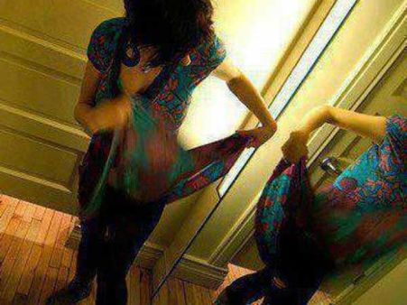 దుస్తులు మార్చుకుంటుండగా వీడియో తీసిన డాక్టర్, ఫ్రెండ్స్‌కు షేర్