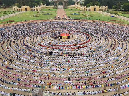 అంతర్జాతీయ యోగా దినోత్సవం: ఢిల్లీ రికార్డు బద్దలు, మైసూరు వేదిక, గిన్నీస్ రికార్డు దిశగా !